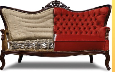 Antikes Sofa, zur Hälfte im Rohzustand mit freiliegender Gurtung, zur Hälfte fertig in rotem Samt kapitoniert.