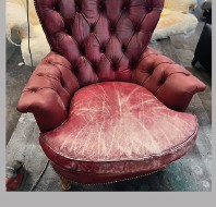 Derselbe Chesterfield-Sessel vorher: aufgerissene, ausgetrocknete Sitzfläche.